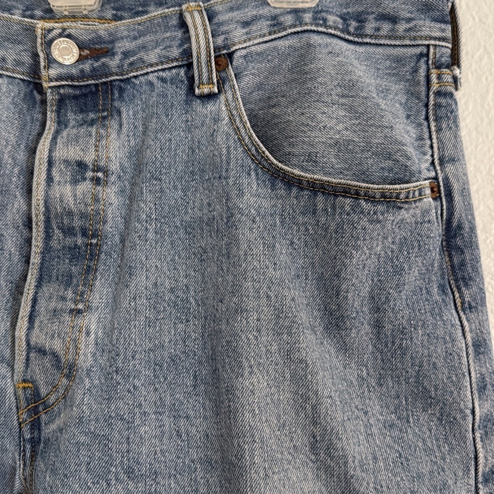 Mens Levi’s 501 Button Fly Light Wash 38 SHORT - Picture 2 of 7